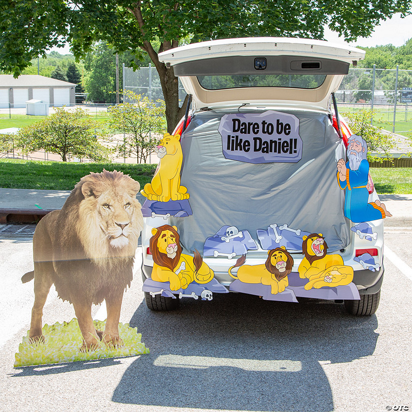Religious Daniel &amp; the Lion&amp;#8217;s Den Trunk-or-Treat Decorating Kit Image